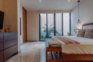 メリダにあるCasa Cardenalesの大きなベッドと大きな窓のある寝室 +42枚の写真