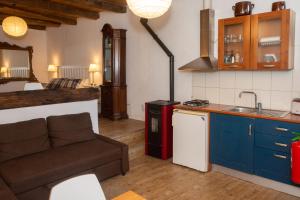A kitchen or kitchenette at Medieval Hamlet Malpertus