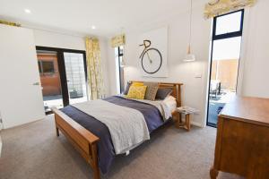 a bedroom with a bed and a desk in it at Majestic Mountain Retreat in Twizel