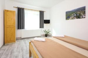 ソバタにあるCasa Zsolt Vendégházのベッドが3つと窓のある部屋