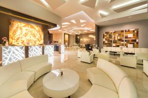 Majoituspaikan Best Western Plus Doha baari tai lounge-tila