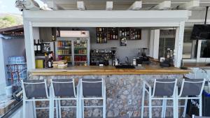 Lounge nebo bar v ubytování HARA BEACH