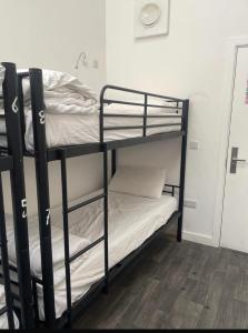 Letto o letti in una camera di Rahman Hostel