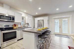 Nhà bếp/bếp nhỏ tại Cultural Cottage in Old Town Anacortes +18 ảnh