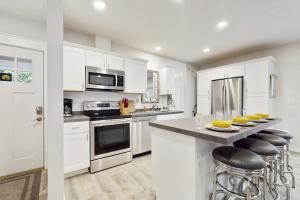 Nhà bếp/bếp nhỏ tại Cultural Cottage in Old Town Anacortes