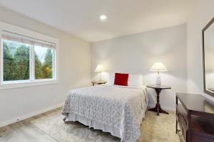 Giường trong phòng chung tại Cultural Cottage in Old Town Anacortes