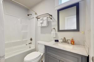 Phòng tắm tại Cultural Cottage in Old Town Anacortes