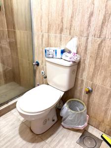 ein Badezimmer mit Toilette und Dusche in der Unterkunft Boho Oasis Studio Hurghada Red Sea in Hurghada