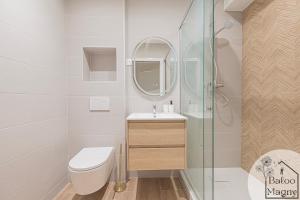 a bathroom with a toilet and a glass shower at Le Refuge de Bagheera à Disneyland in Magny-le-Hongre +5 photos