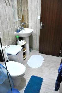 ein Badezimmer mit zwei Toiletten und einem Waschbecken in der Unterkunft Boho Oasis Studio Hurghada Red Sea in Hurghada + 27 Fotos