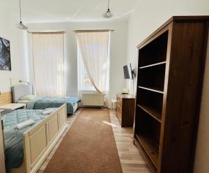 un soggiorno con un letto e un letto e una camera con un letto di una piazza di Art HOTEL a Chomutov