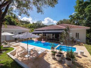 un'immagine di una casa con piscina di Modern 6 Br Villa With Hot Tub a Sosúa