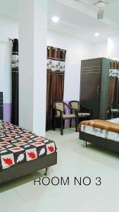 希萨尔Hotel Love Bite的一间设有两张床和椅子的房间