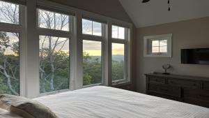 Postel nebo postele na pokoji v ubytování Pet Friendly Stunning Mountaintop Home Nestled In The Blue Ridge Mountains