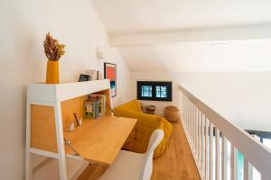 Una sala de estar con un sofá amarillo y una mesa. en Villa Xarma, A Deux Pas de l’Océan, en Seignosse