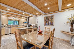 Una cocina con una gran mesa y sillas de madera. en Brockway Springs #36, en Kings Beach