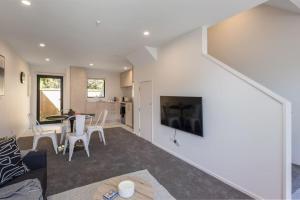 TV a/nebo společenská místnost v ubytování Ariki Delight 2BR Wellington Sanctuary