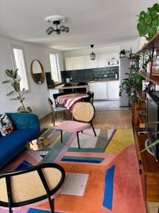 una sala de estar con un sofá y una mesa en Appartement 3 pièces avec parking couvert gratuit., en Le Pré-Saint-Gervais