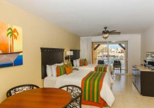 Postel nebo postele na pokoji v ubytování Hotel Tesoro Los Cabos