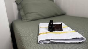 a pile of towels sitting on top of a bed at Casa Recanto da Paz in Uberlândia
