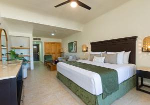 Postel nebo postele na pokoji v ubytování Hotel Tesoro Los Cabos