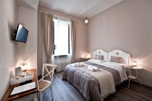 ein Schlafzimmer mit großem Bett und Fernseher in der Unterkunft TinkerBell in Rom