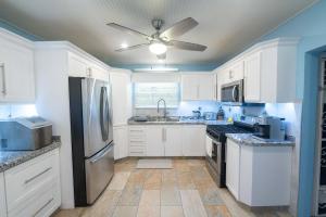 Η κουζίνα ή μικρή κουζίνα στο Impressive Private Pool Mandevilla Home Near Beach +25 φωτογραφίες