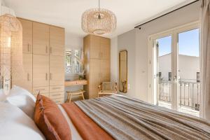 EFLにあるAlma Luxury Residences- Eos apartment 3の大きなベッドと机のある寝室