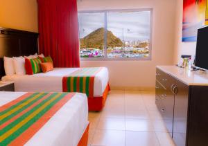 TV a/nebo společenská místnost v ubytování Hotel Tesoro Los Cabos