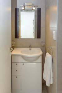 a bathroom with a sink and a mirror at Marbella I-15 Excelente ubicación con vista al mar in Puerto Madryn