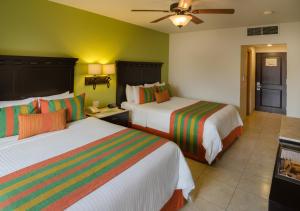 Postel nebo postele na pokoji v ubytování Hotel Tesoro Los Cabos