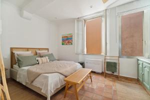 サントロペにあるApartment with SEA VIEW in St Tropez - La Poncheのベッドとテーブルのある寝室