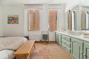 サントロペにあるApartment with SEA VIEW in St Tropez - La Poncheのベッドのある寝室と洗面台のある浴室 +18枚の写真