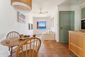 サントロペにあるApartment with SEA VIEW in St Tropez - La Poncheのテーブルと椅子のあるキッチンとダイニングルーム