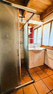 Ένα μπάνιο στο Gîte de France De la bergerie 2 épis - Gîte de France 4 personnes MAE-9104