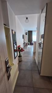 a hallway of a hotel room with a hallway at Jad Studio Mamaia Nord in Mamaia Nord
