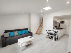 a living room with a couch and a table at L'Atelier des Carmes in Pamiers