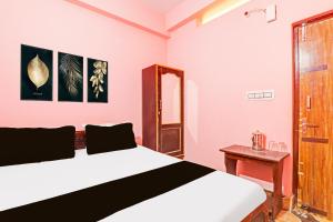 Giường trong phòng chung tại Hotel O by OYO welcome inn