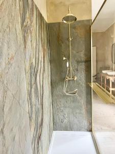 Kúpeľňa v ubytovaní Château de Sienne proche Avignon Orange 7 Chambres Piscine Rivière