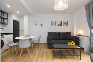 una sala de estar con un sofá y una mesa en Casa Real by BeValle, en Escarrilla 8 fotos más