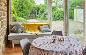 Χώρος καθιστικού στο Gorgeous Home In Noyal-Sous-Bazouges +17 φωτογραφίες