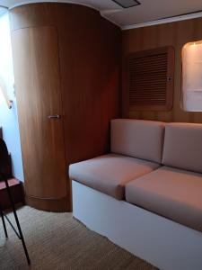 a living room with a couch and a cabinet at Bateau au bassin des lumières in Bordeaux