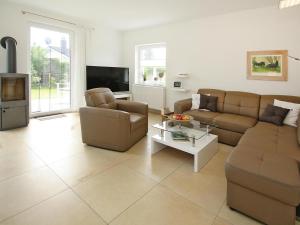 a living room with a couch and a table at Ferienhaus Min Kaat, Nakenstorf in Nakensdorf