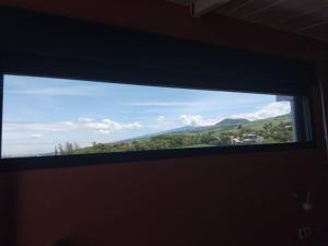 Vista generica sulle montagne o vista sulle montagne dall'interno del bed & breakfast