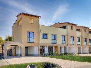 an exterior view of a house at Luxuriöse Ferienwohnung am Störmthaler See in Großpösna +5 photos