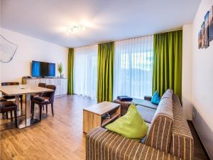 a living room with a couch and a table at Luxuriöse Ferienwohnung am Störmthaler See in Großpösna