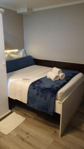 a bed in a room with two towels on it at Hotel Aero Sleep Campinas in Campinas