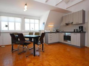 a kitchen with a table and chairs in a room at Ferienwohnungen am Flacher See, Klocksin in Klocksin