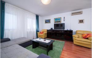 Posezení v ubytování Two-Bedroom Apartment In Pula + 25 fotografií