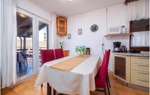 Kuchyň nebo kuchyňský kout v ubytování Two-Bedroom Apartment In Pula